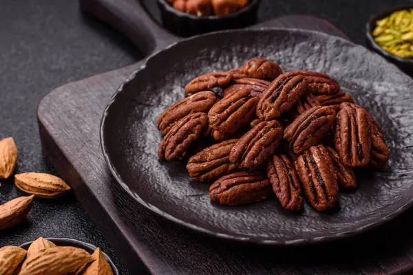 Fındık, seramik kasede ceviz, vejetaryen yemeğinin malzemesi. Besin kaynağı olarak fındık