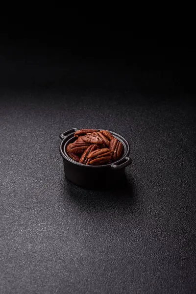 Fındık, seramik kasede ceviz, vejetaryen yemeğinin malzemesi. Besin kaynağı olarak fındık