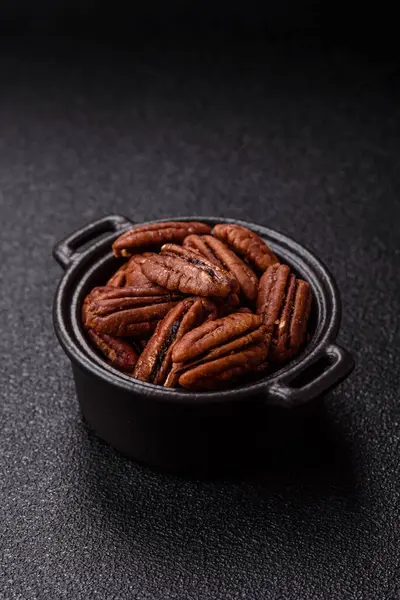 Fındık, seramik kasede ceviz, vejetaryen yemeğinin malzemesi. Besin kaynağı olarak fındık