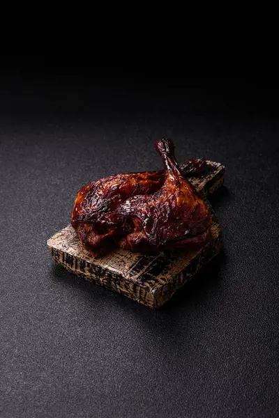 Ördek, tavuk budu ya da koyu beton arka planda ızgara. Ördek konfetisi, tuzlu ve baharatlı Asya yemeği