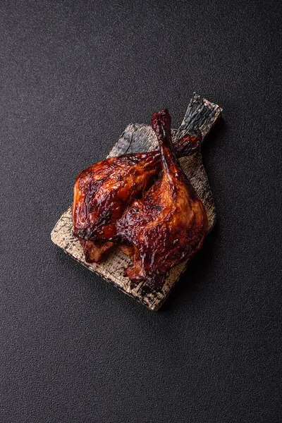 Ördek, tavuk budu ya da koyu beton arka planda ızgara. Ördek konfetisi, tuzlu ve baharatlı Asya yemeği