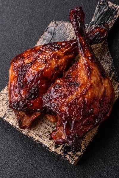 Ördek, tavuk budu ya da koyu beton arka planda ızgara. Ördek konfetisi, tuzlu ve baharatlı Asya yemeği