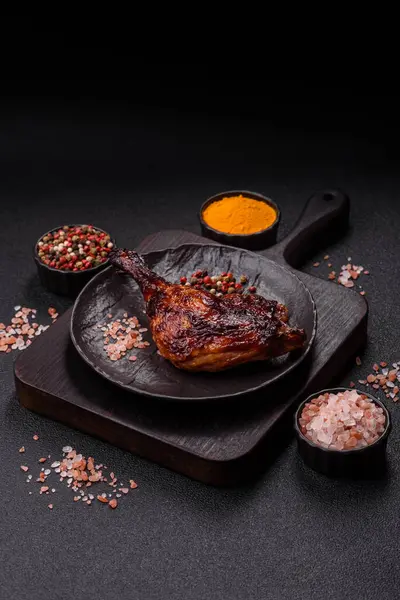 Ördek, tavuk budu ya da koyu beton arka planda ızgara. Ördek konfetisi, tuzlu ve baharatlı Asya yemeği