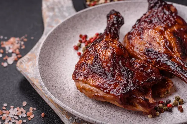 Ördek, tavuk budu ya da koyu beton arka planda ızgara. Ördek konfetisi, tuzlu ve baharatlı Asya yemeği