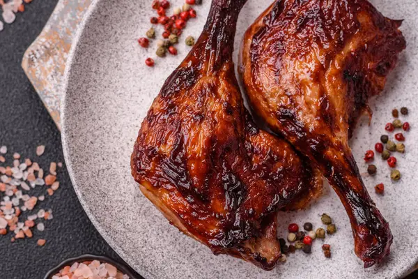 Ördek, tavuk budu ya da koyu beton arka planda ızgara. Ördek konfetisi, tuzlu ve baharatlı Asya yemeği