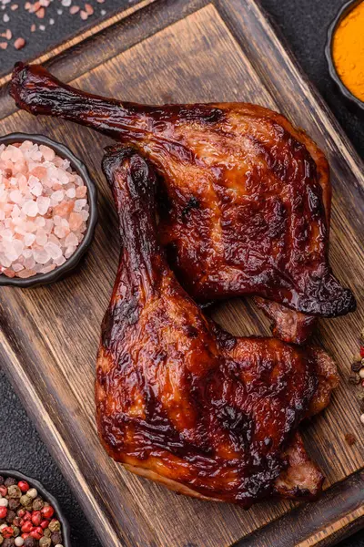 Ördek, tavuk budu ya da koyu beton arka planda ızgara. Ördek konfetisi, tuzlu ve baharatlı Asya yemeği