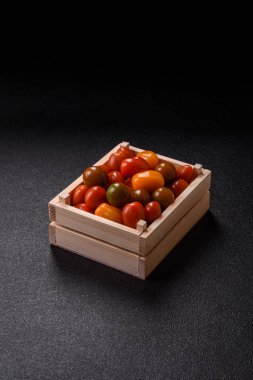 Sebze yemeği olarak farklı renkte domatesler. Çeri domateslerinden oluşan çok renkli bir arkaplan