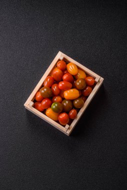 Sebze yemeği olarak farklı renkte domatesler. Çeri domateslerinden oluşan çok renkli bir arkaplan