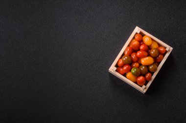 Sebze yemeği olarak farklı renkte domatesler. Çeri domateslerinden oluşan çok renkli bir arkaplan