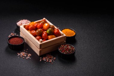 Sebze yemeği olarak farklı renkte domatesler. Çeri domateslerinden oluşan çok renkli bir arkaplan