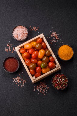 Sebze yemeği olarak farklı renkte domatesler. Çeri domateslerinden oluşan çok renkli bir arkaplan