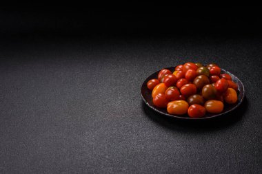 Sebze yemeği olarak farklı renkte domatesler. Çeri domateslerinden oluşan çok renkli bir arkaplan