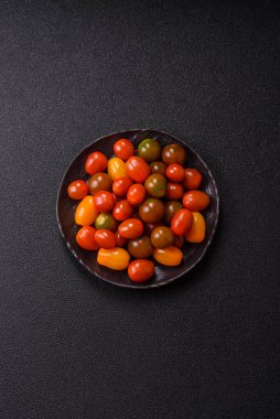 Sebze yemeği olarak farklı renkte domatesler. Çeri domateslerinden oluşan çok renkli bir arkaplan