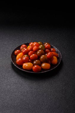 Sebze yemeği olarak farklı renkte domatesler. Çeri domateslerinden oluşan çok renkli bir arkaplan