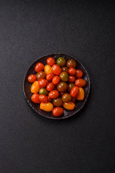 Sebze yemeği olarak farklı renkte domatesler. Çeri domateslerinden oluşan çok renkli bir arkaplan