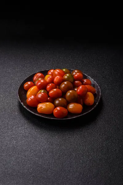 Sebze yemeği olarak farklı renkte domatesler. Çeri domateslerinden oluşan çok renkli bir arkaplan