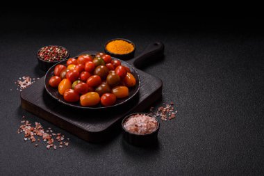 Sebze yemeği olarak farklı renkte domatesler. Çeri domateslerinden oluşan çok renkli bir arkaplan