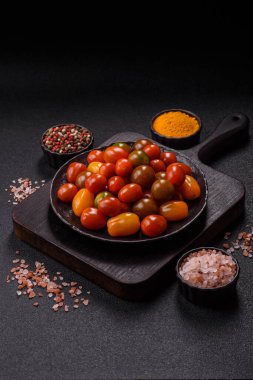 Sebze yemeği olarak farklı renkte domatesler. Çeri domateslerinden oluşan çok renkli bir arkaplan