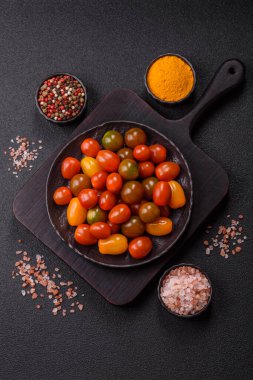 Sebze yemeği olarak farklı renkte domatesler. Çeri domateslerinden oluşan çok renkli bir arkaplan