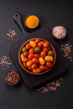 Sebze yemeği olarak farklı renkte domatesler. Çeri domateslerinden oluşan çok renkli bir arkaplan