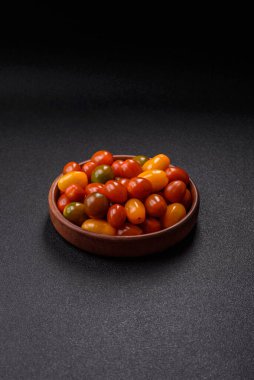 Sebze yemeği olarak farklı renkte domatesler. Çeri domateslerinden oluşan çok renkli bir arkaplan