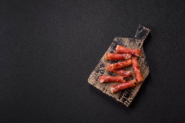 Peynir ve et, jamon ya da jambonlu sandviç. Kutlama masası için antipasti ya da lezzetler.