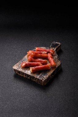 Peynir ve et, jamon ya da jambonlu sandviç. Kutlama masası için antipasti ya da lezzetler.