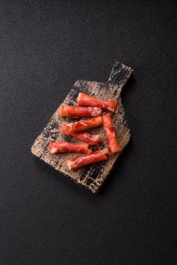 Peynir ve et, jamon ya da jambonlu sandviç. Kutlama masası için antipasti ya da lezzetler.