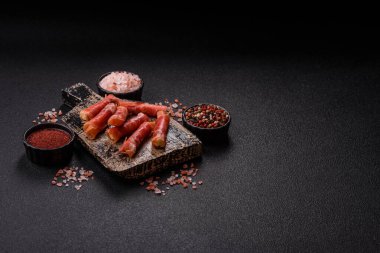 Peynir ve et, jamon ya da jambonlu sandviç. Kutlama masası için antipasti ya da lezzetler.