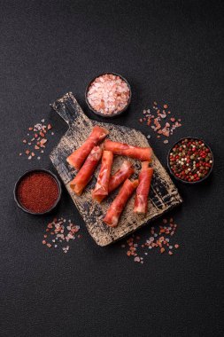 Peynir ve et, jamon ya da jambonlu sandviç. Kutlama masası için antipasti ya da lezzetler.