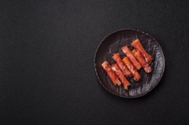 Peynir ve et, jamon ya da jambonlu sandviç. Kutlama masası için antipasti ya da lezzetler.