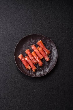 Peynir ve et, jamon ya da jambonlu sandviç. Kutlama masası için antipasti ya da lezzetler.