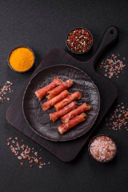 Peynir ve et, jamon ya da jambonlu sandviç. Kutlama masası için antipasti ya da lezzetler.