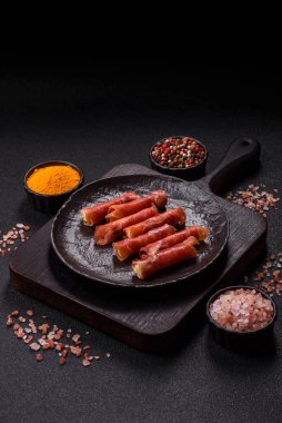 Peynir ve et, jamon ya da jambonlu sandviç. Kutlama masası için antipasti ya da lezzetler.