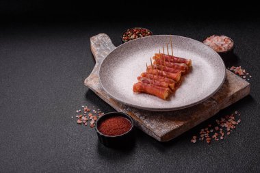 Peynir ve et, jamon ya da jambonlu sandviç. Kutlama masası için antipasti ya da lezzetler.