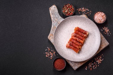 Peynir ve et, jamon ya da jambonlu sandviç. Kutlama masası için antipasti ya da lezzetler.