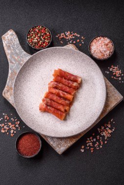 Peynir ve et, jamon ya da jambonlu sandviç. Kutlama masası için antipasti ya da lezzetler.