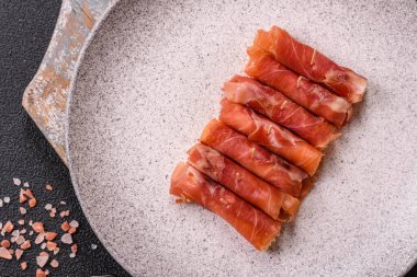 Peynir ve et, jamon ya da jambonlu sandviç. Kutlama masası için antipasti ya da lezzetler.