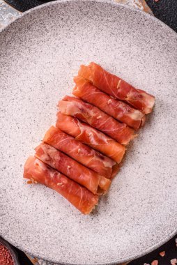 Peynir ve et, jamon ya da jambonlu sandviç. Kutlama masası için antipasti ya da lezzetler.