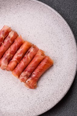 Peynir ve et, jamon ya da jambonlu sandviç. Kutlama masası için antipasti ya da lezzetler.