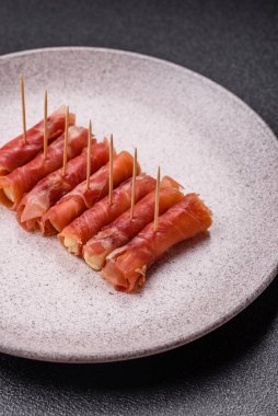 Peynir ve et, jamon ya da jambonlu sandviç. Kutlama masası için antipasti ya da lezzetler.