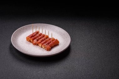 Peynir ve et, jamon ya da jambonlu sandviç. Kutlama masası için antipasti ya da lezzetler.