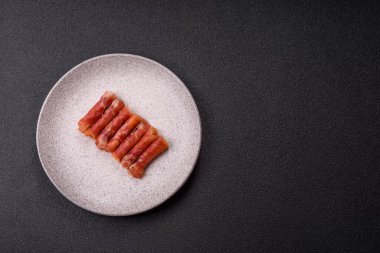 Peynir ve et, jamon ya da jambonlu sandviç. Kutlama masası için antipasti ya da lezzetler.