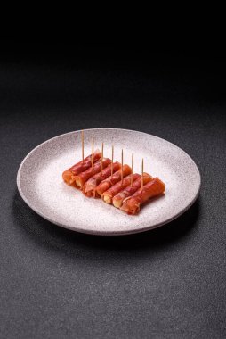 Peynir ve et, jamon ya da jambonlu sandviç. Kutlama masası için antipasti ya da lezzetler.