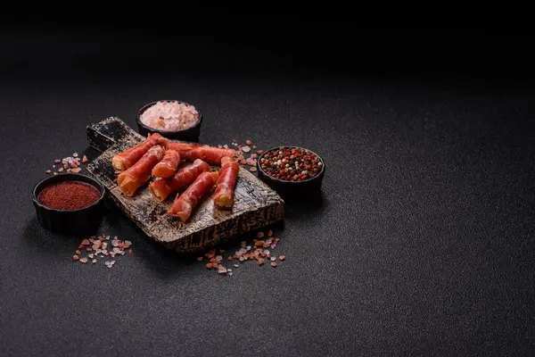 Peynir ve et, jamon ya da jambonlu sandviç. Kutlama masası için antipasti ya da lezzetler.