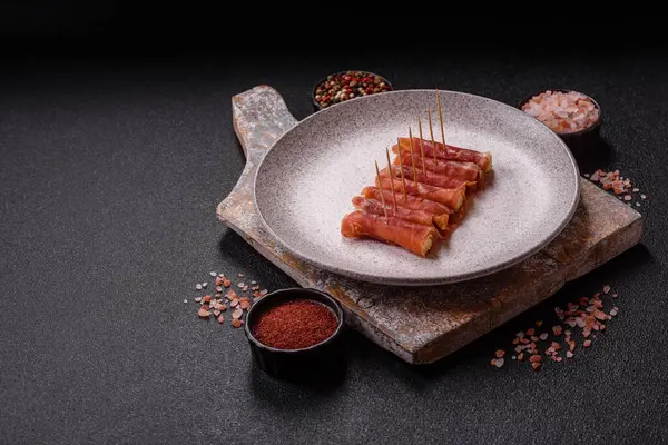 Peynir ve et, jamon ya da jambonlu sandviç. Kutlama masası için antipasti ya da lezzetler.