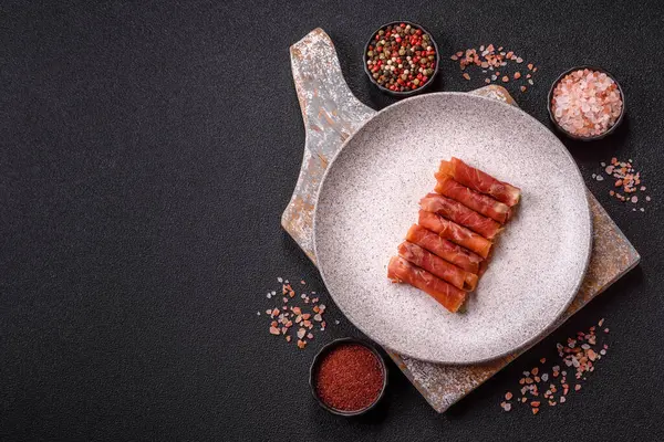 Peynir ve et, jamon ya da jambonlu sandviç. Kutlama masası için antipasti ya da lezzetler.