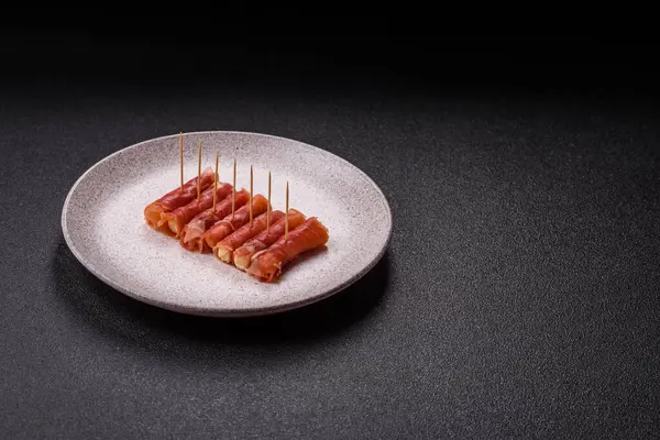 Peynir ve et, jamon ya da jambonlu sandviç. Kutlama masası için antipasti ya da lezzetler.