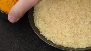 Seramik kasede beyaz çiğ pirinç. Pirinç Asya organik gıdasının bir malzemesidir.
