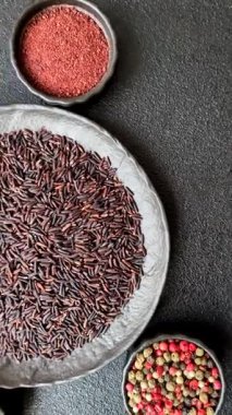 Seramik bir kasede kırmızı veya kahverengi çiğ pirinç. Pirinç Asya organik gıdasının bir malzemesidir.